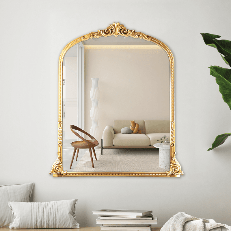 Espejo barroco con aspecto de metal dorado.