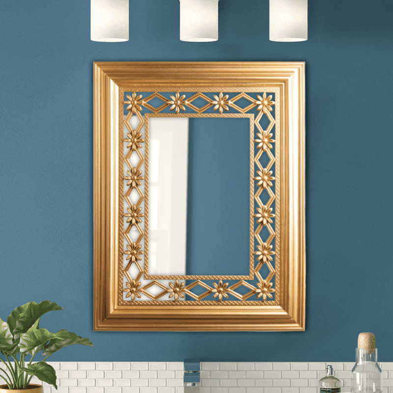 Espejo de estilo clásico con marco dorado.