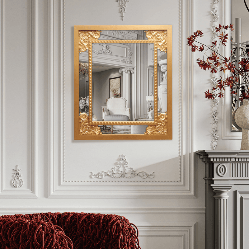 Espejo de pared con espejo barroco dorado.