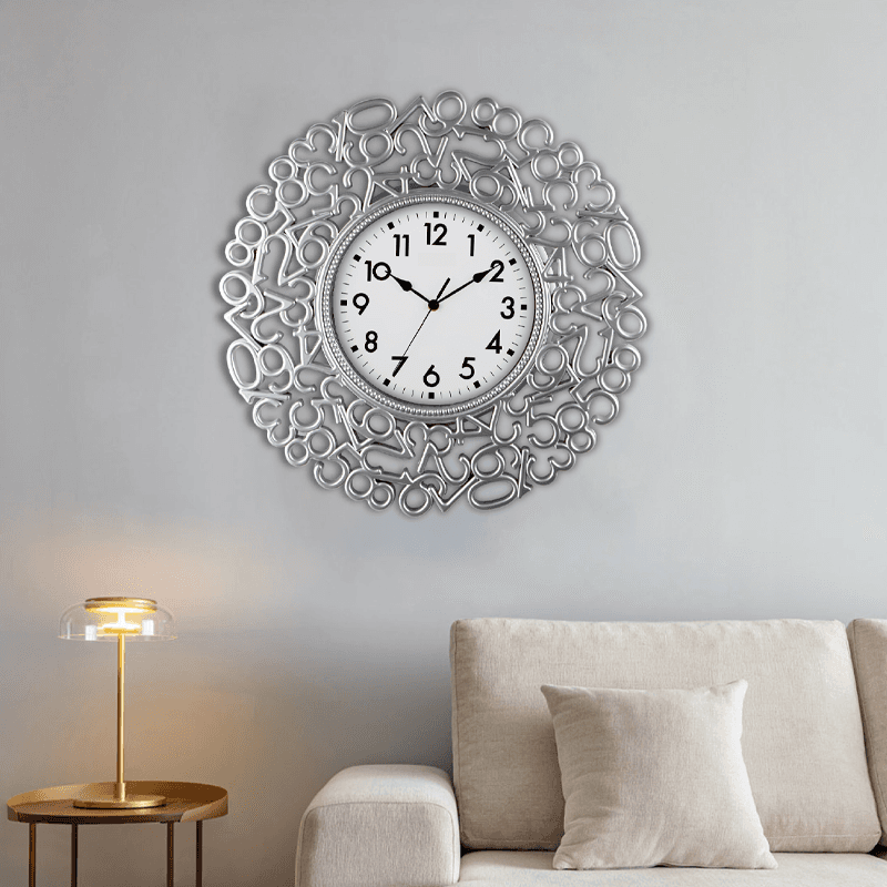 Reloj decorativo de pared con marco numérico plateado de 59 cm