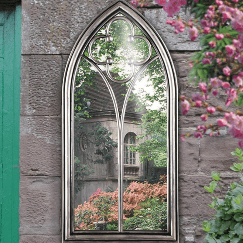 Espejo de jardín gótico de plata antigua con arco puntiagudo