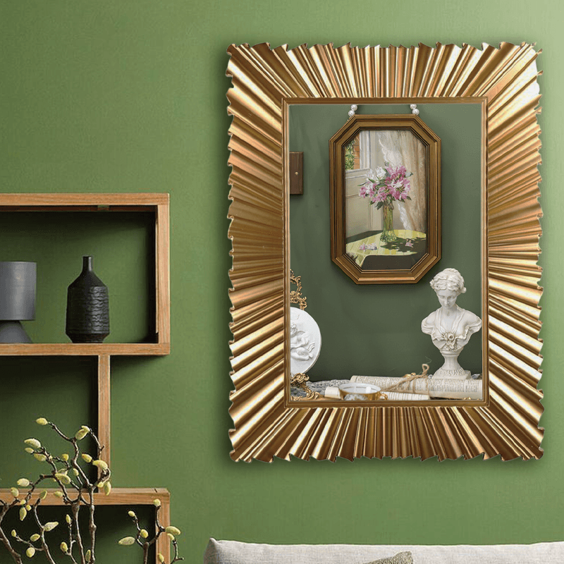 Espejo moderno con decoración de pared dorada.