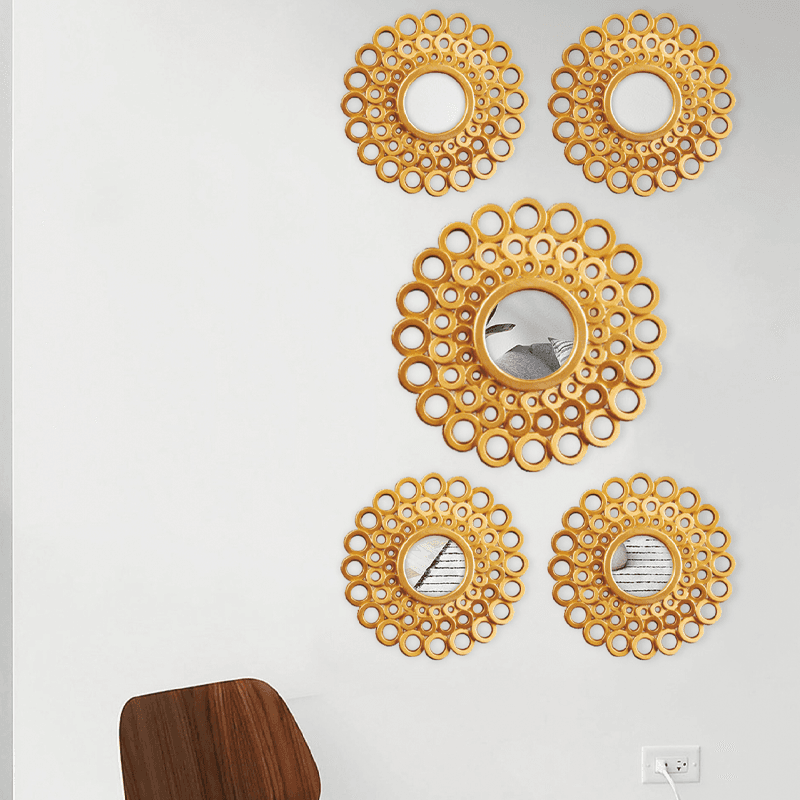 Juego de 5 espejos decorativos de pared redondos dorados.